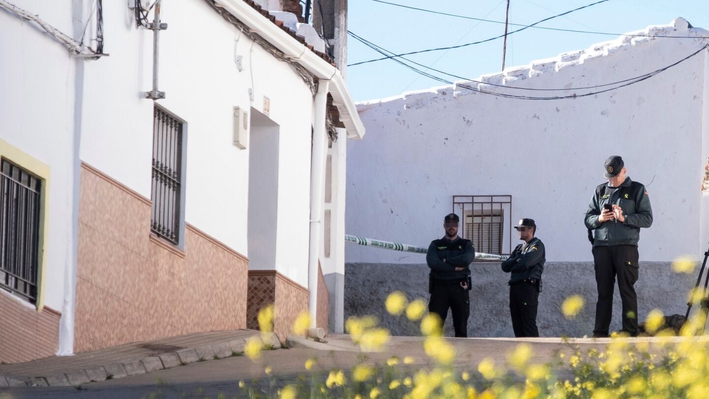 Efectivos de la Guardia Civil custodian la vivienda de la joven zamorana Laura Lelmo