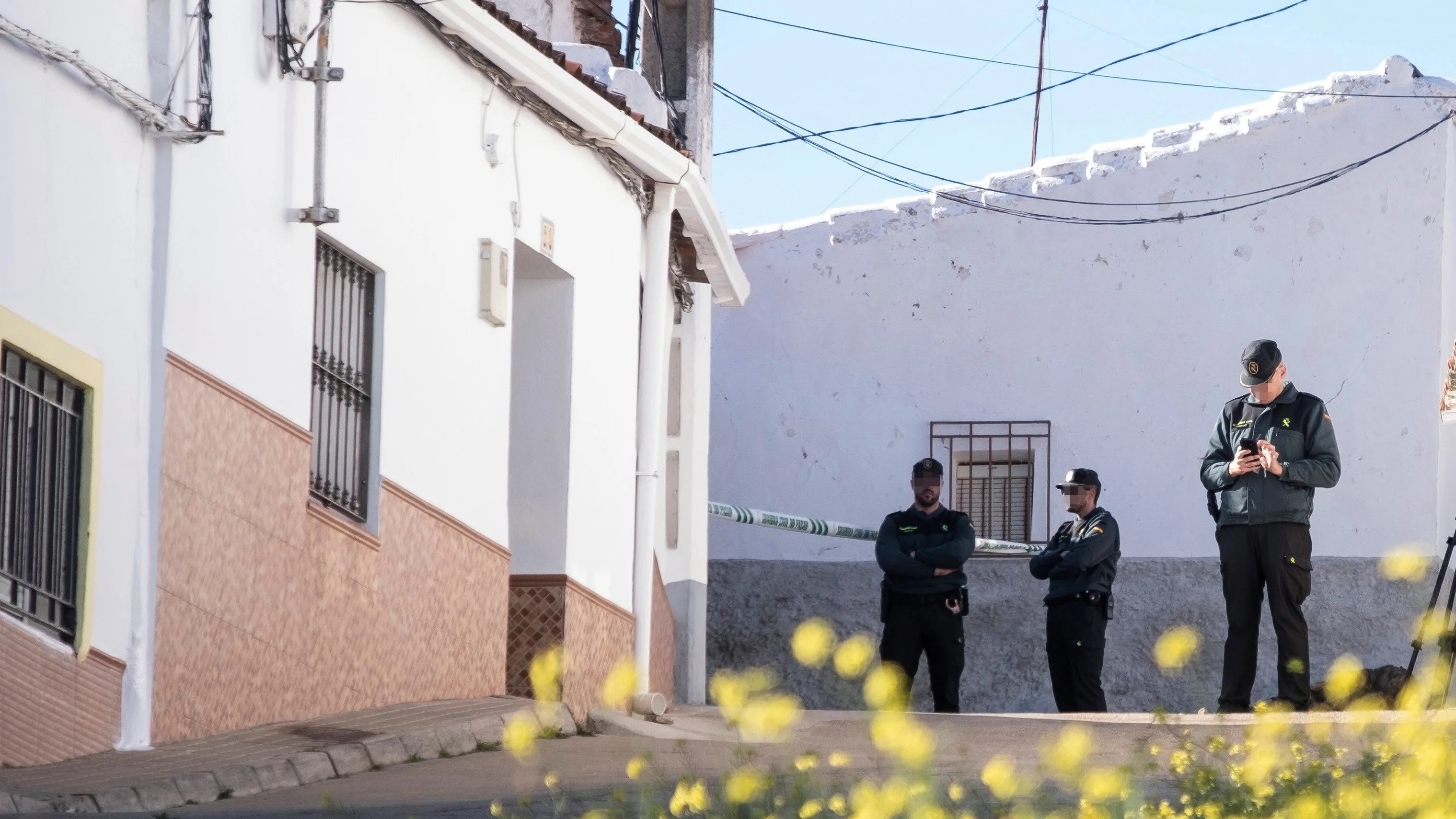 Efectivos de la Guardia Civil custodian la vivienda de la joven zamorana Laura Lelmo