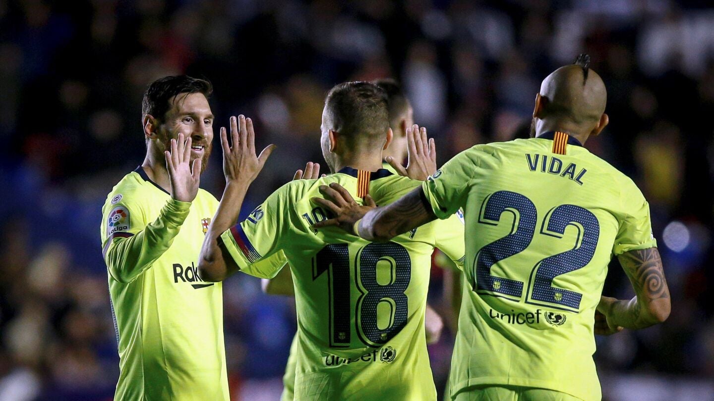 Leo Messi celebra un gol en el Ciutat de ValenciaEf