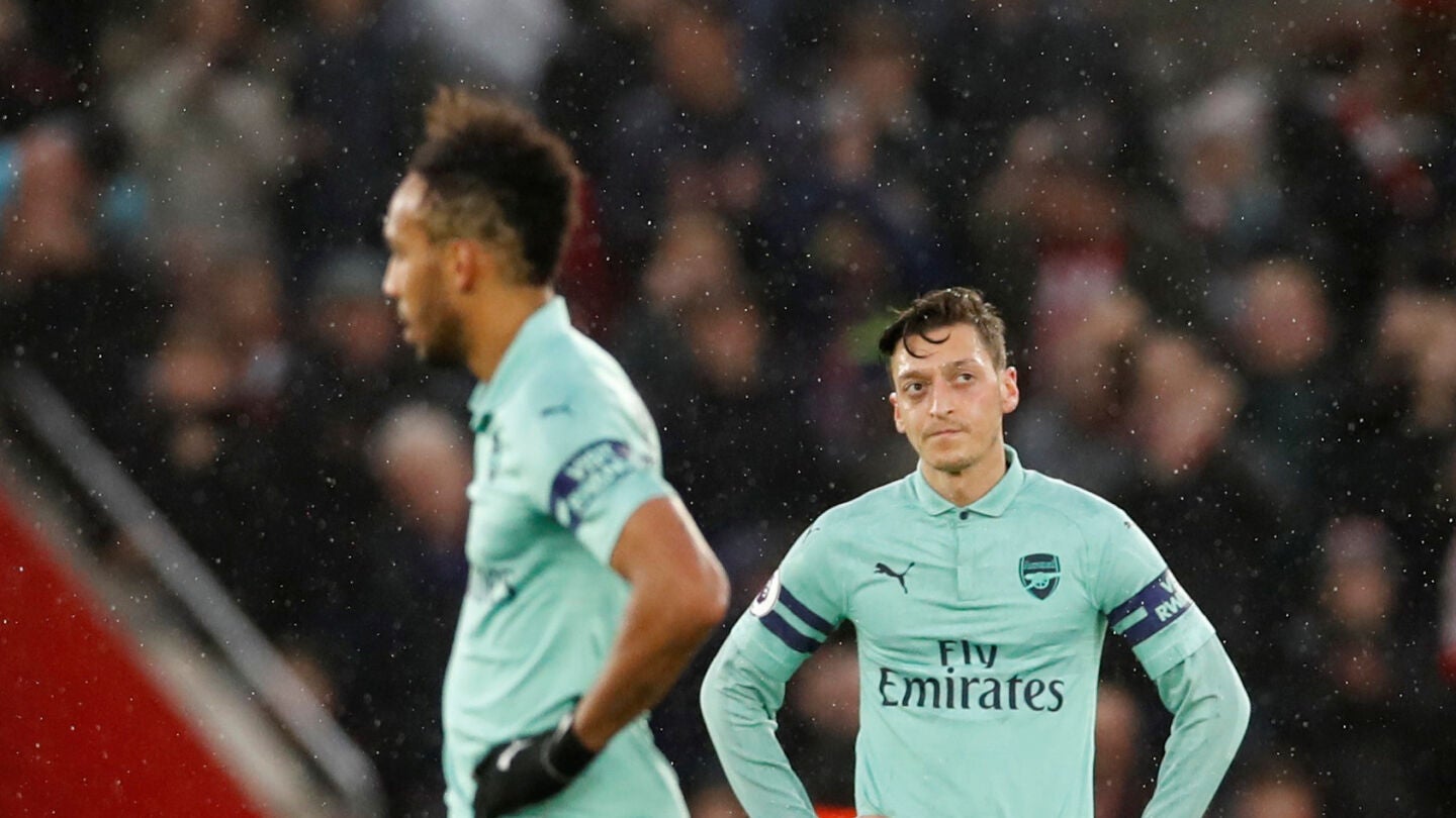 Mesut &Ouml;zil y Pierre-Emerick Aubameyang se lamentan tras un gol del Southampton