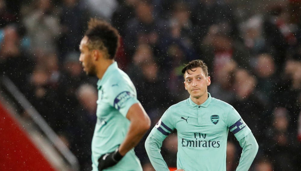 Mesut Özil y Pierre-Emerick Aubameyang se lamentan tras un gol del Southampton