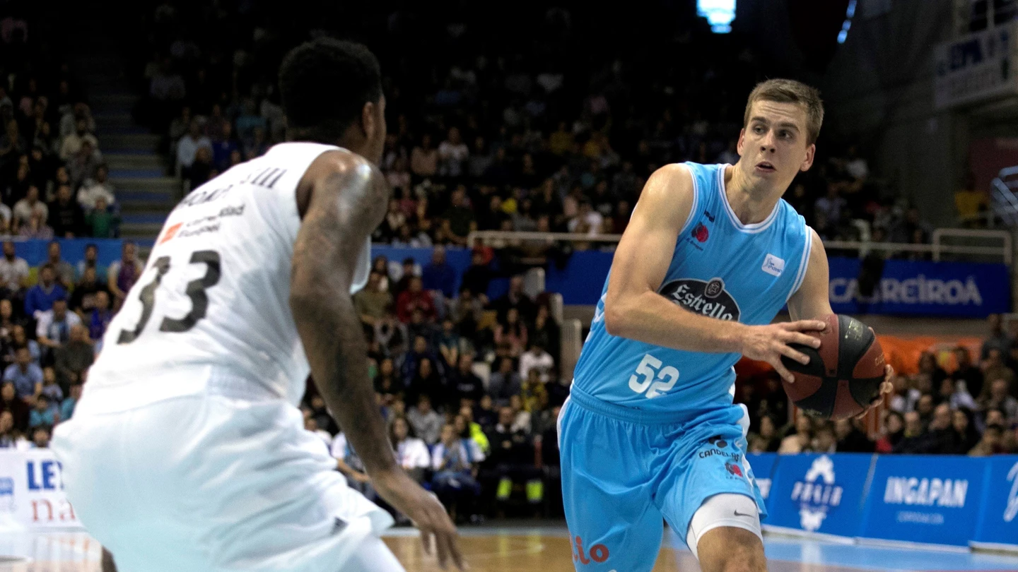 Trey Thompkins defiende al pivot ucraniano del Cafés Candelas Breogán Volodymir Herun Trey Thompkins defiende al pivot ucraniano del Cafés Candelas Breogán Volodymir Herun