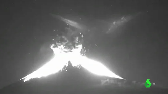 El volcán Popocatepetl de México tiene una doble erupción El volcán Popocatepetl de México tiene una doble erupción