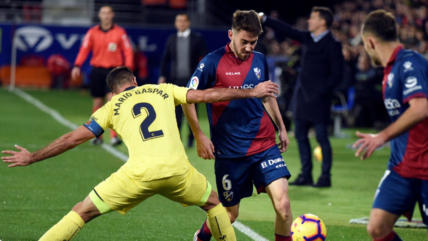 Mario Gaspar, ante Moi G&oacute;mez
