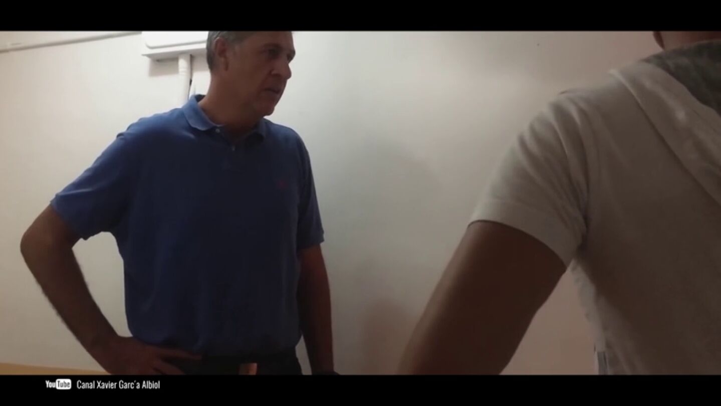 Xavier Garc&iacute;a Albiol, ante unos okupas: el &uacute;ltimo v&iacute;deo electoral del dirigente popular