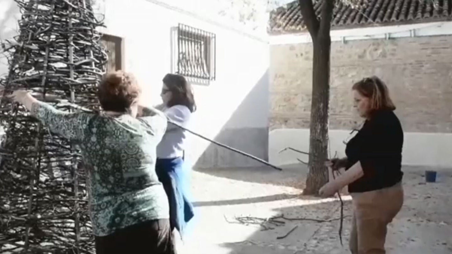 &Aacute;rbol de Navidad artesanal con palos de le&ntilde;a