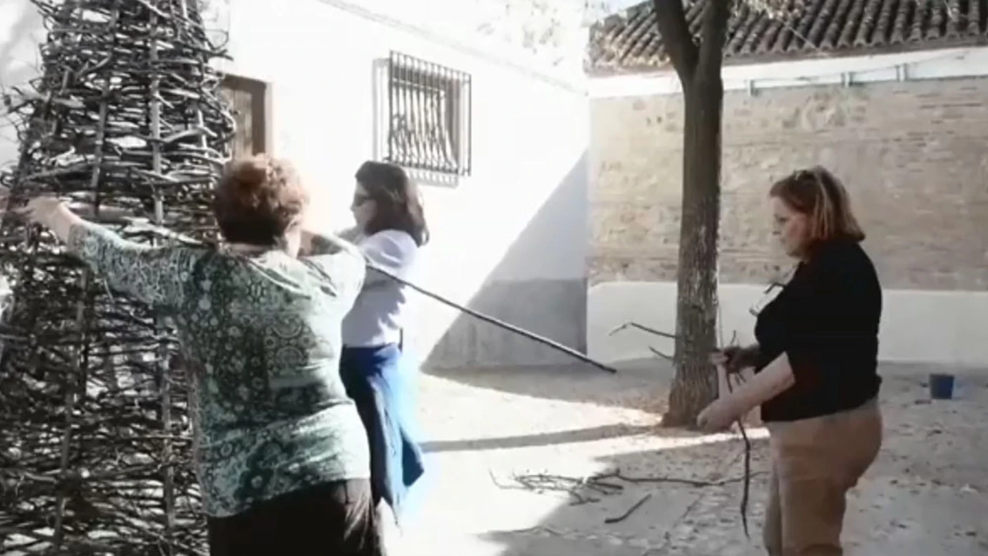 Árbol de Navidad artesanal con palos de leña Árbol de Navidad artesanal con palos de leña