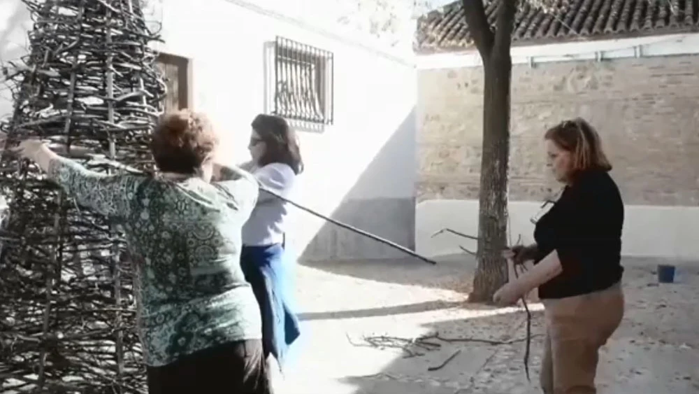 Árbol de Navidad artesanal con palos de leña