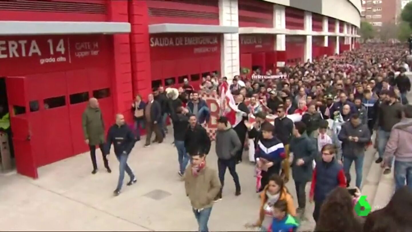 Miles de aficionados del Sevilla estallan contra Pepe Castro: "&iexcl;El Sevilla no se vende!"