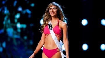 Ángela Ponce desfilando en Miss Universo