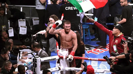 "Canelo" Álvarez vence por nocaut a Fielding y logra el tercer título mundial "Canelo" Álvarez vence por nocaut a Fielding y logra el tercer título mundial