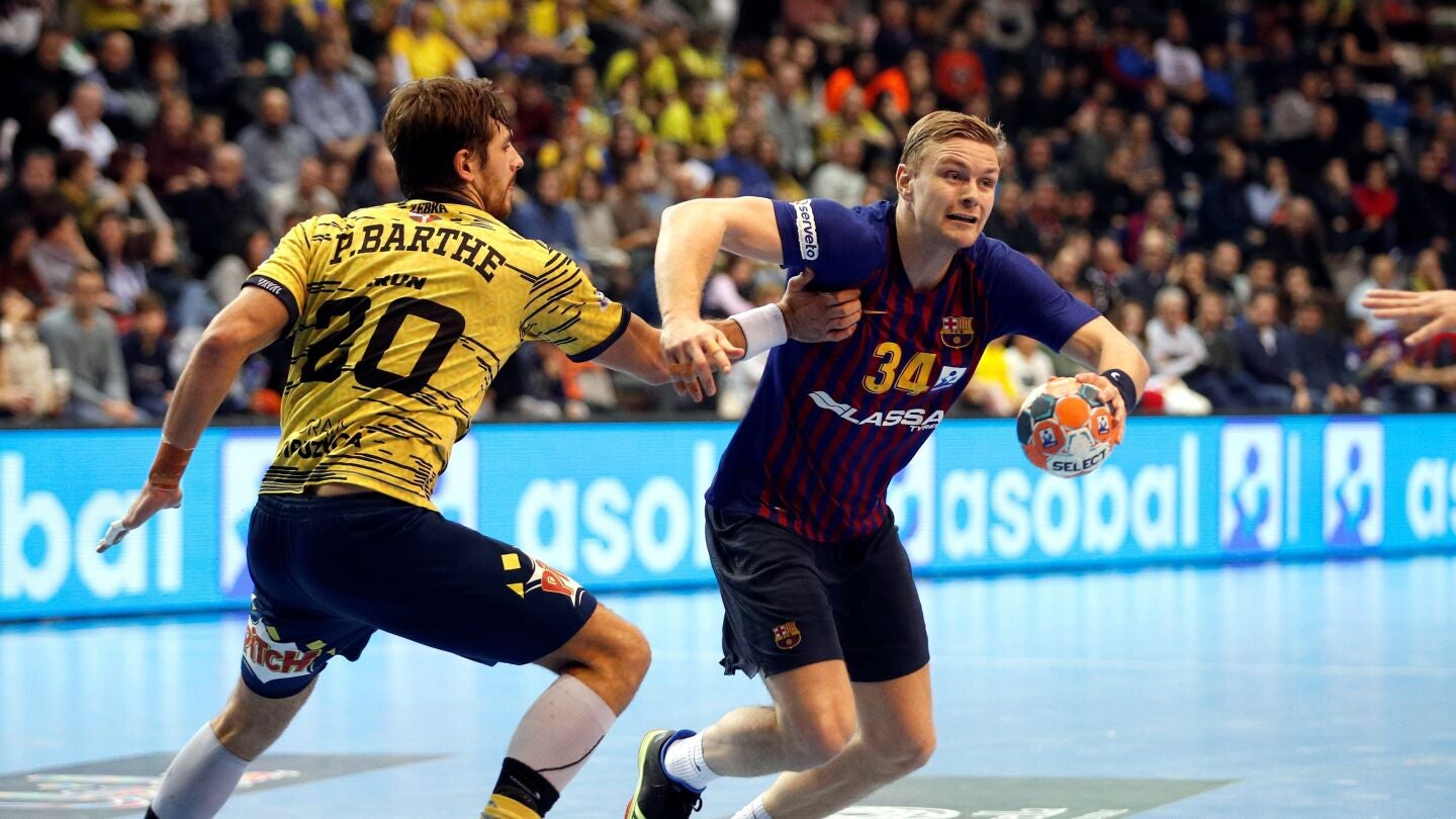 Aron Palmarsson intenta zafarse de Paco Barthe