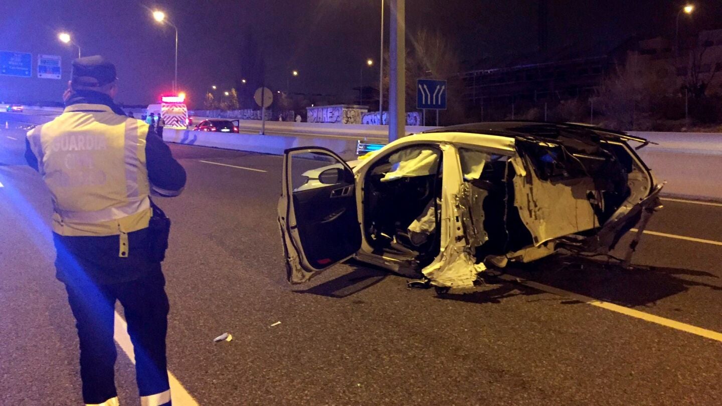 Imagen de c&oacute;mo ha quedado un veh&iacute;culo tras un accidente de tr&aacute;fico en la M-11