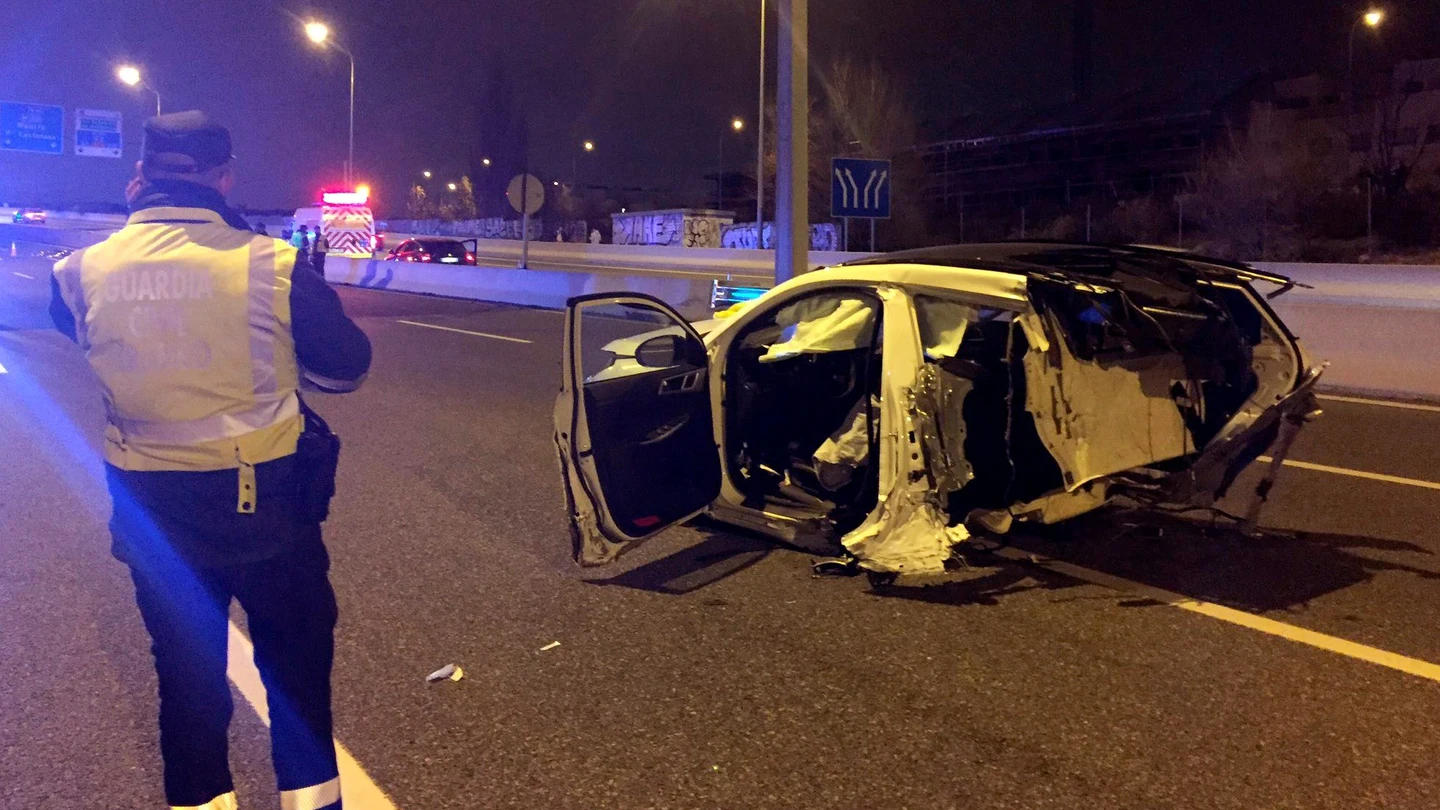 Imagen de cómo ha quedado un vehículo tras un accidente de tráfico en la M-11 Imagen de cómo ha quedado un vehículo tras un accidente de tráfico en la M-11