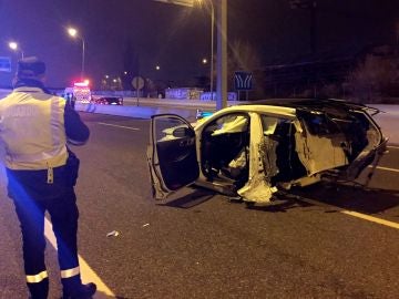 Imagen de cómo ha quedado un vehículo tras un accidente de tráfico en la M-11 Imagen de cómo ha quedado un vehículo tras un accidente de tráfico en la M-11