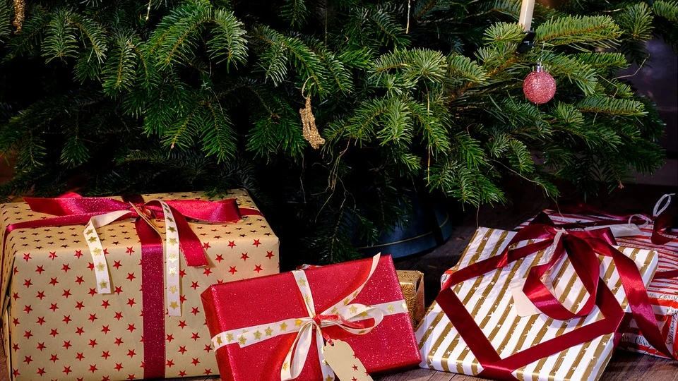 Regalos de Navidad bajo el árbol