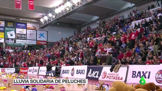 La solidaria escena antes de un partido de baloncesto: lluvia de peluches para repartir entre los niños más necesitados La solidaria escena antes de un partido de baloncesto: lluvia de peluches para repartir entre los niños más necesitados