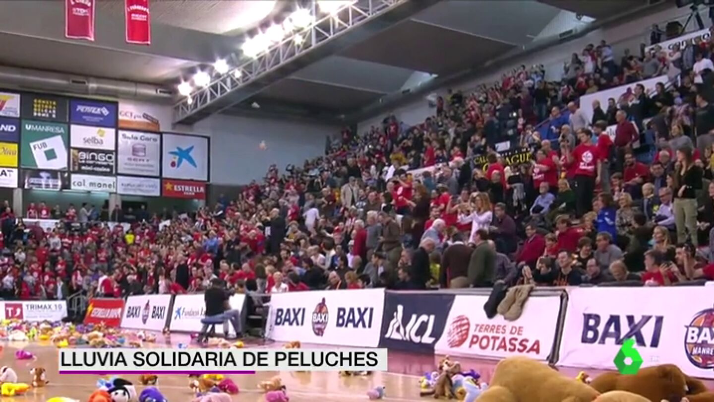 La solidaria escena antes de un partido de baloncesto: lluvia de peluches para repartir entre los ni&ntilde;os m&aacute;s necesitados