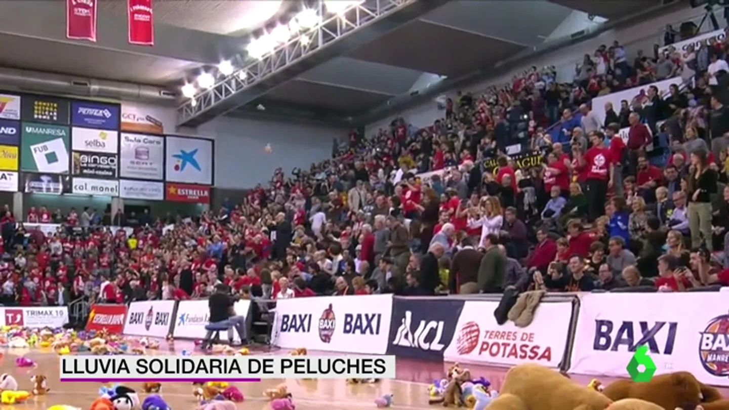 La solidaria escena antes de un partido de baloncesto: lluvia de peluches para repartir entre los niños más necesitados La solidaria escena antes de un partido de baloncesto: lluvia de peluches para repartir entre los niños más necesitados
