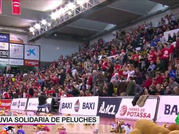 La solidaria escena antes de un partido de baloncesto: lluvia de peluches para repartir entre los niños más necesitados La solidaria escena antes de un partido de baloncesto: lluvia de peluches para repartir entre los niños más necesitados