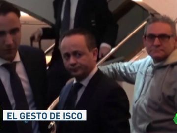 El gesto de Isco al llegar a Abu Dabi que dejó al jefe de protocolo del Real Madrid con esta cara El gesto de Isco al llegar a Abu Dabi que dejó al jefe de protocolo del Real Madrid con esta cara