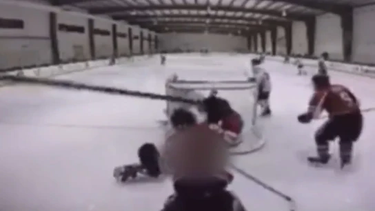 La agresión de un jugador en una liga de hockey hielo de adolescentes La agresión de un jugador en una liga de hockey hielo de adolescentes
