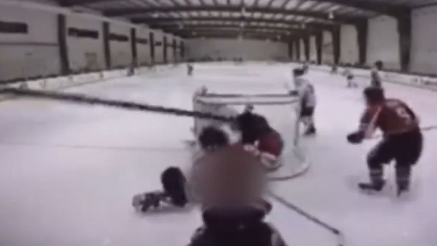 La agresi&oacute;n de un jugador en una liga de hockey hielo de adolescentes