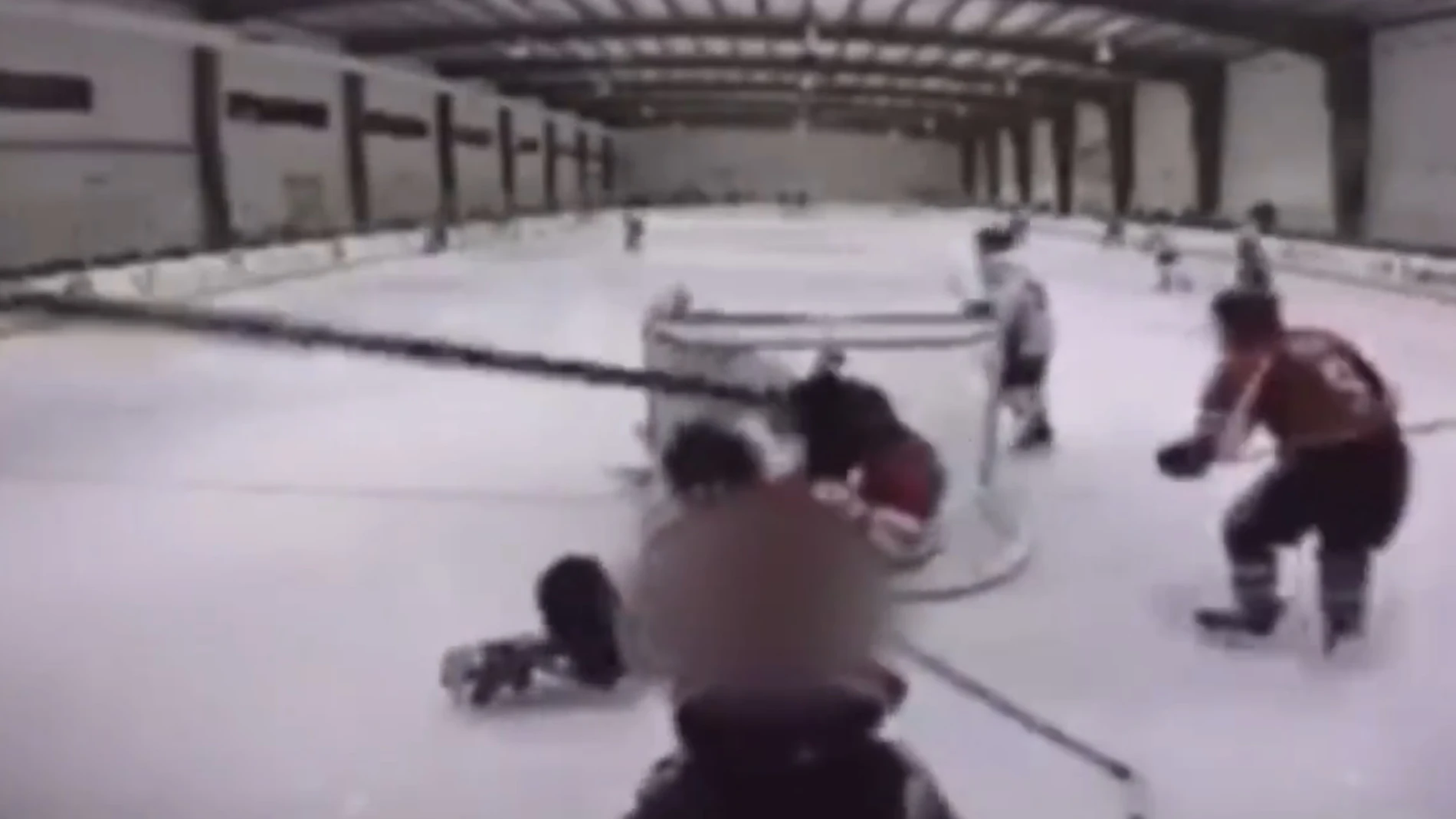 La agresión de un jugador en una liga de hockey hielo de adolescentes