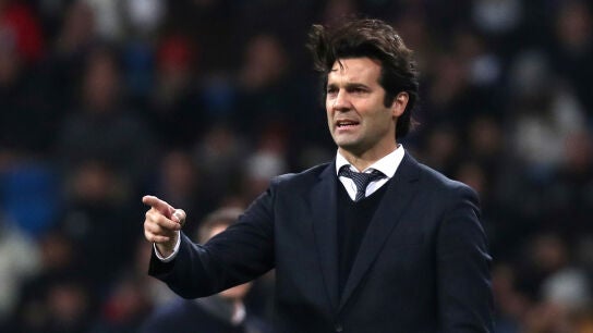 Santiago Solari da instrucciones a sus jugadores durante un partido
