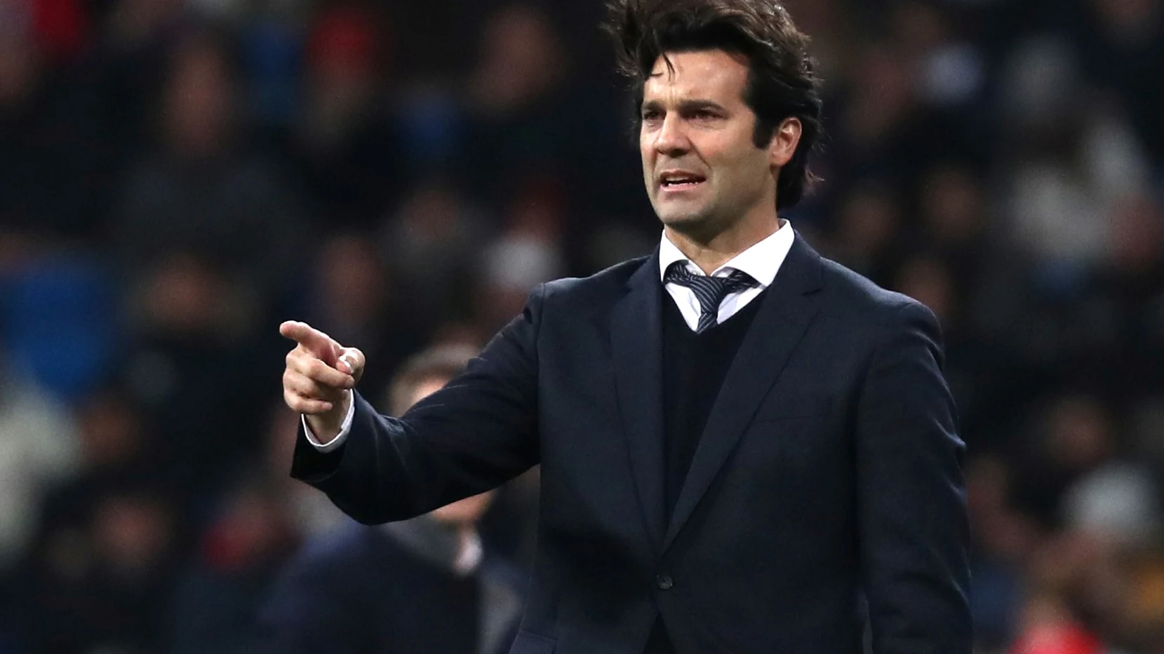 Santiago Solari da instrucciones a sus jugadores durante un partido