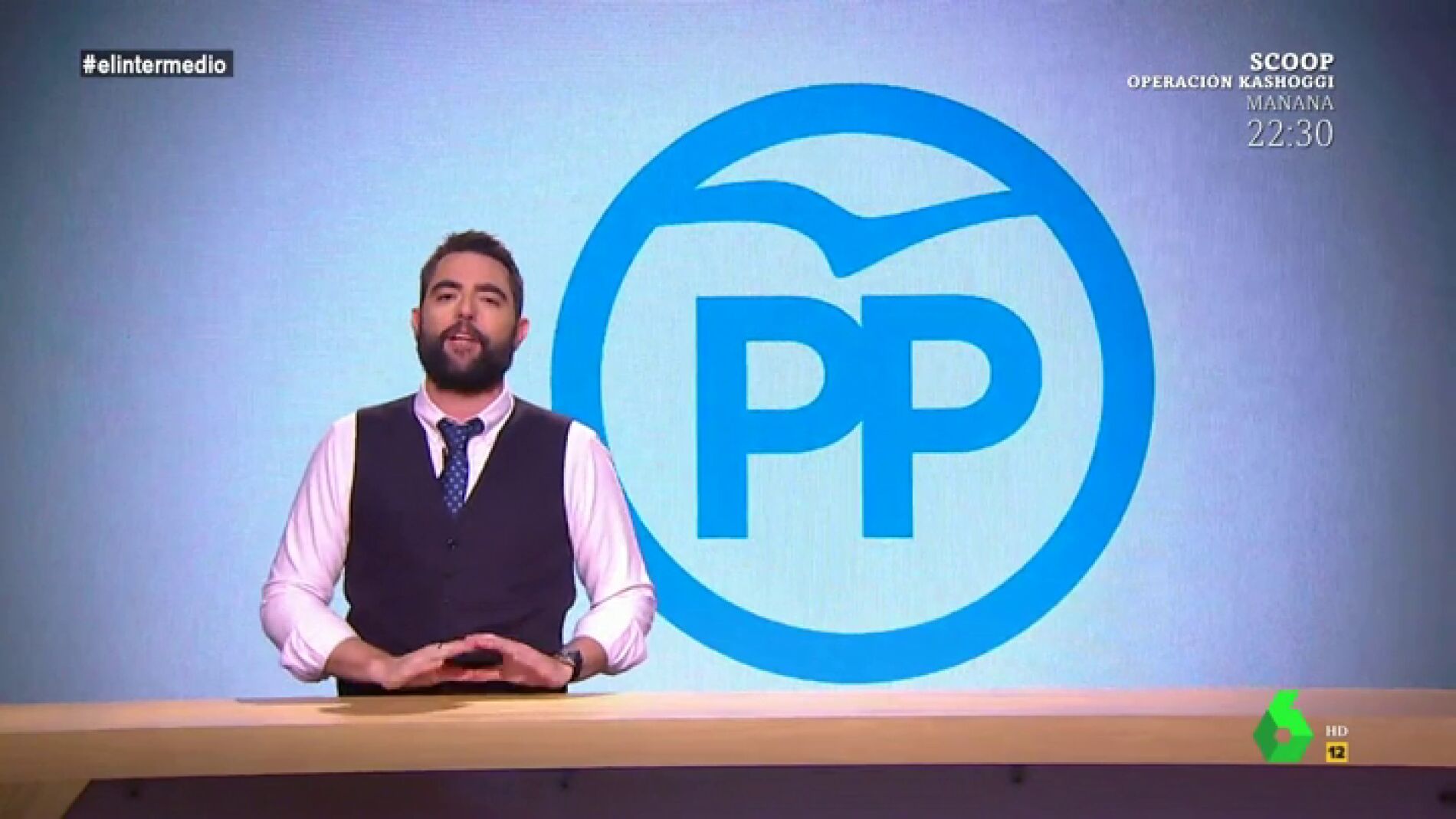 Dani Mateo junto al logo del PP