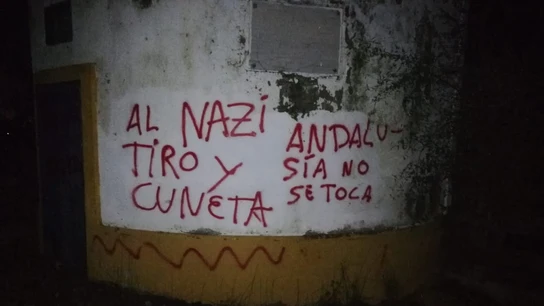 Pintadas con mensajes amenazantes en la casa de Morante de la Puebla Pintadas con mensajes amenazantes en la casa de Morante de la Puebla