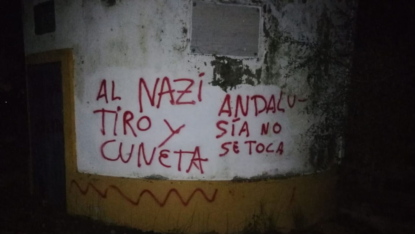 Pintadas con mensajes amenazantes en la casa de Morante de la Puebla
