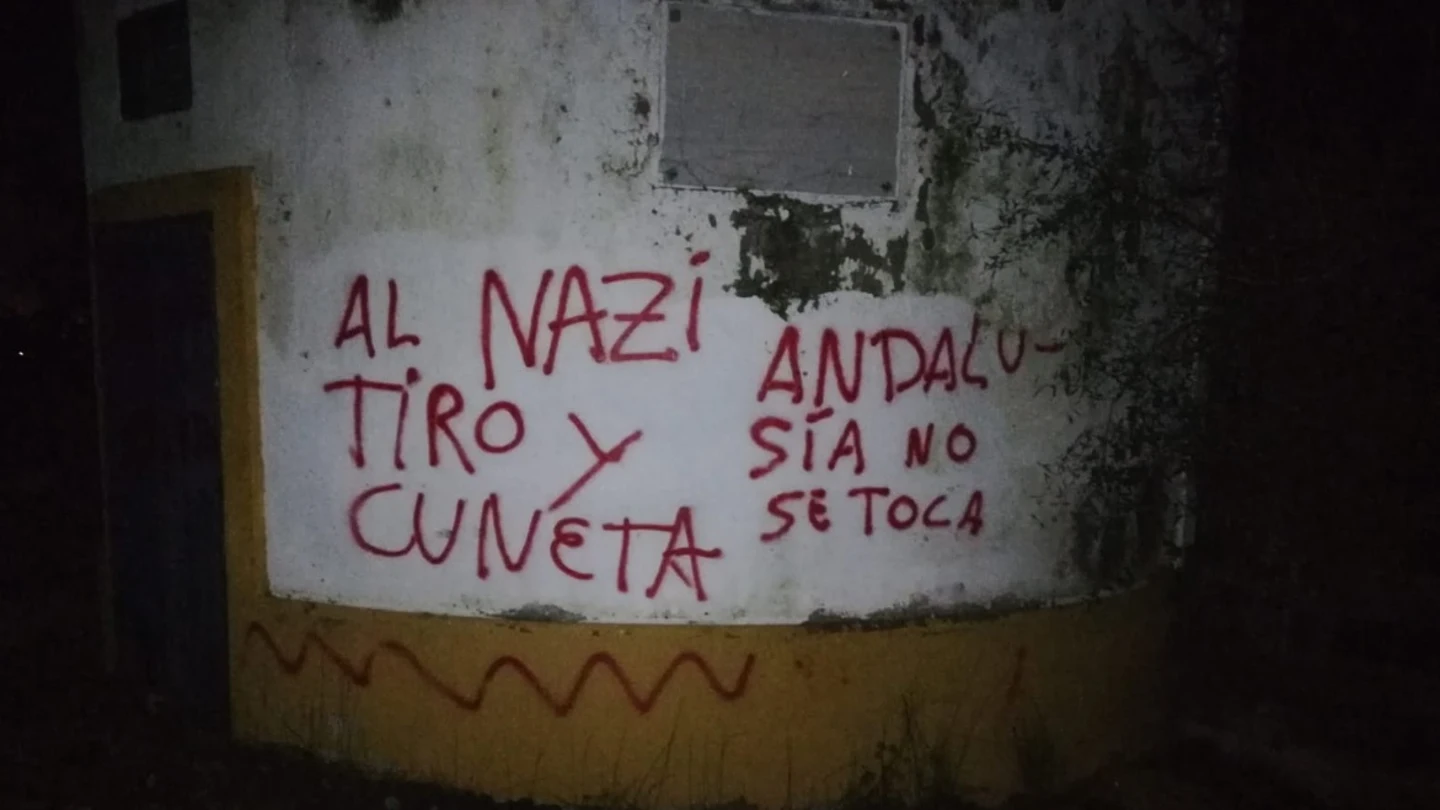 Pintadas con mensajes amenazantes en la casa de Morante de la Puebla Pintadas con mensajes amenazantes en la casa de Morante de la Puebla
