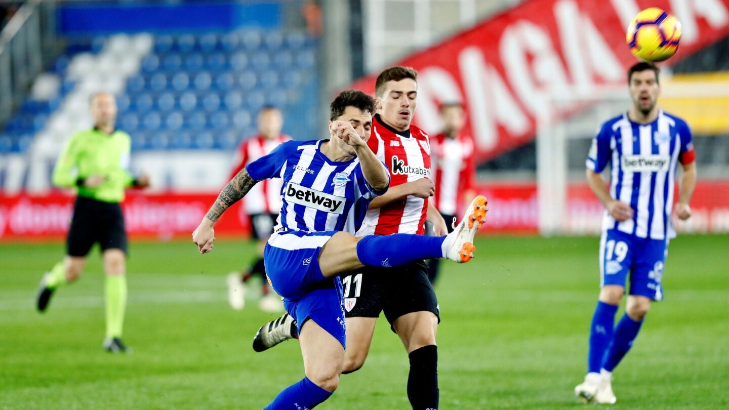 Ximo Navarro pelea un bal&oacute;n con I&ntilde;igo C&oacute;rdoba