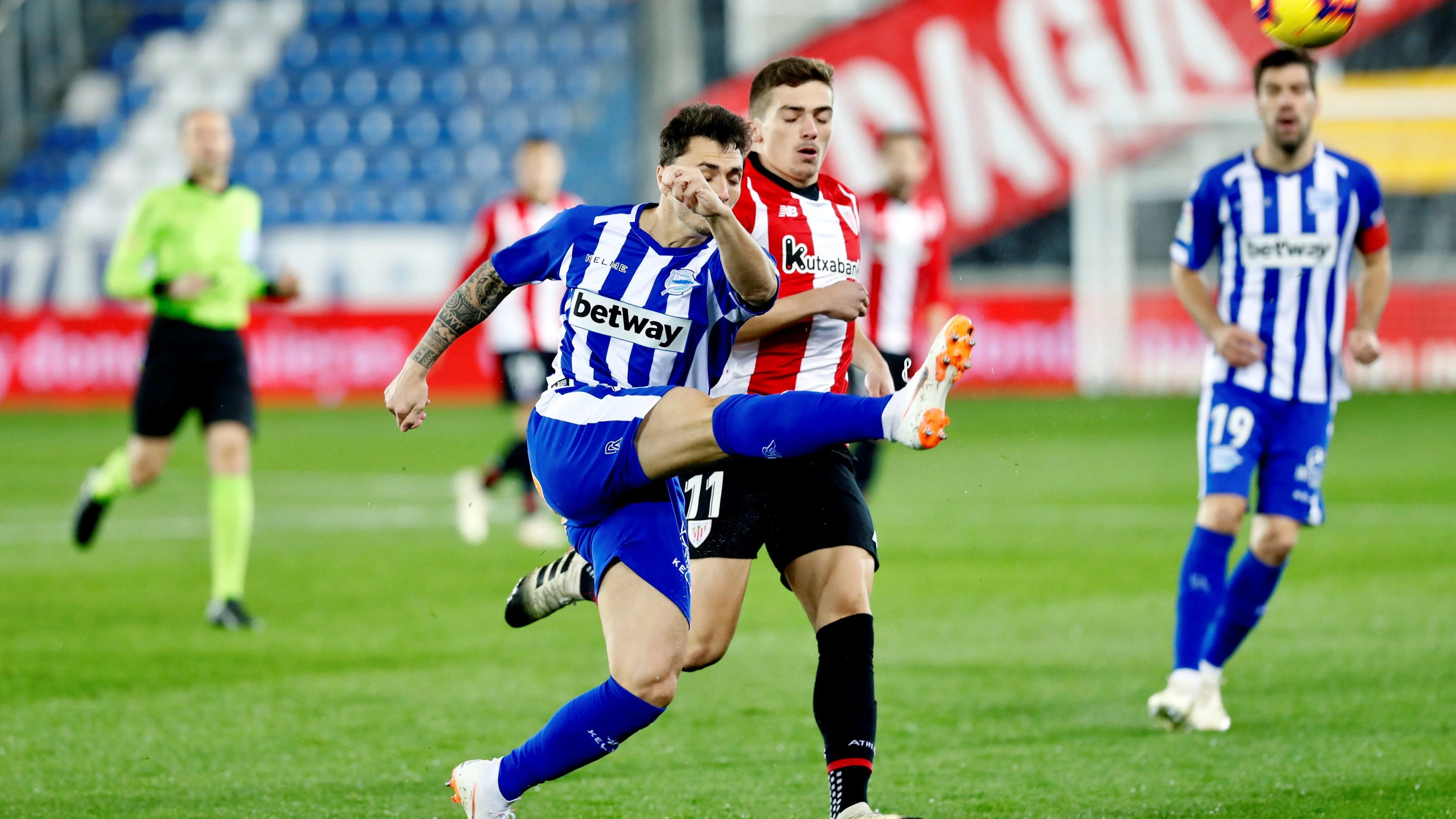 Ximo Navarro pelea un balón con Iñigo Córdoba