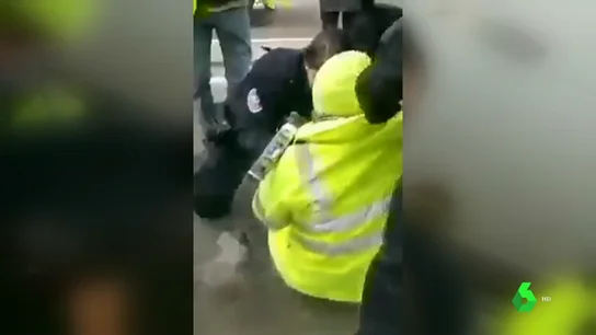 Indignación en Francia por el disparo de un artefacto explosivo muy cerca de un chaleco amarillo Indignación en Francia por el disparo de un artefacto explosivo muy cerca de un chaleco amarillo