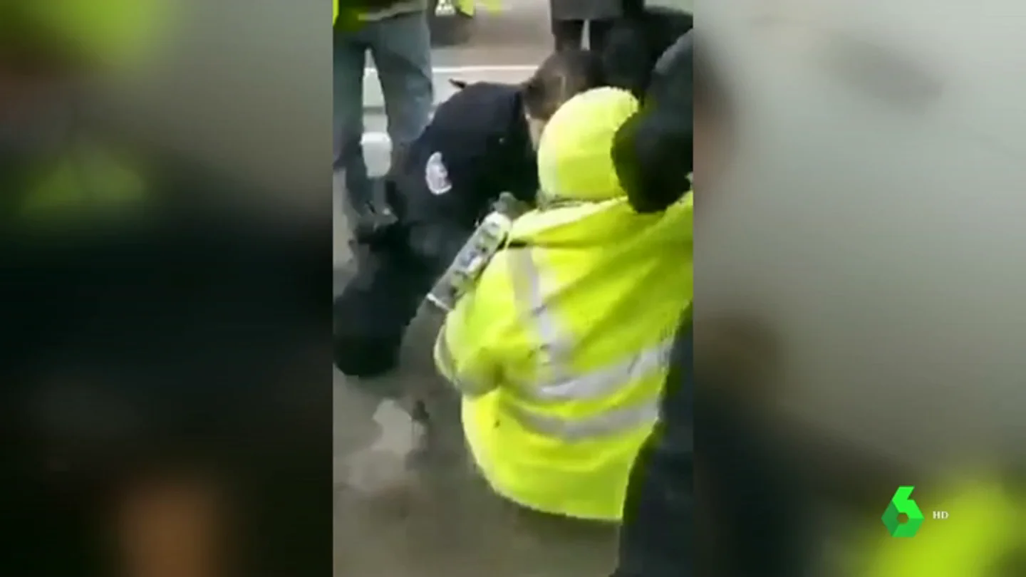 Indignación en Francia por el disparo de un artefacto explosivo muy cerca de un chaleco amarillo Indignación en Francia por el disparo de un artefacto explosivo muy cerca de un chaleco amarillo