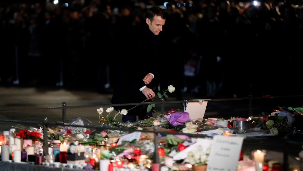 El presidente francés, Emmanuel Macron, deposita una flor en un recuerdo a las víctimas del atentado en Estrasburgo (Francia). 