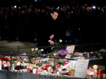 El presidente francés, Emmanuel Macron, deposita una flor en un recuerdo a las víctimas del atentado en Estrasburgo (Francia). El presidente francés, Emmanuel Macron, deposita una flor en un recuerdo a las víctimas del atentado en Estrasburgo (Francia).