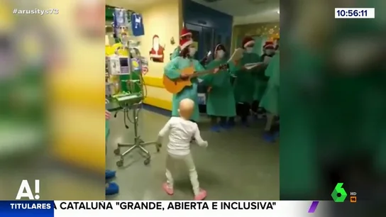 La aplaudida imagen de un grupo de voluntarios cantando villancicos a los niños ingresados en un hospital infantil La aplaudida imagen de un grupo de voluntarios cantando villancicos a los niños ingresados en un hospital infantil