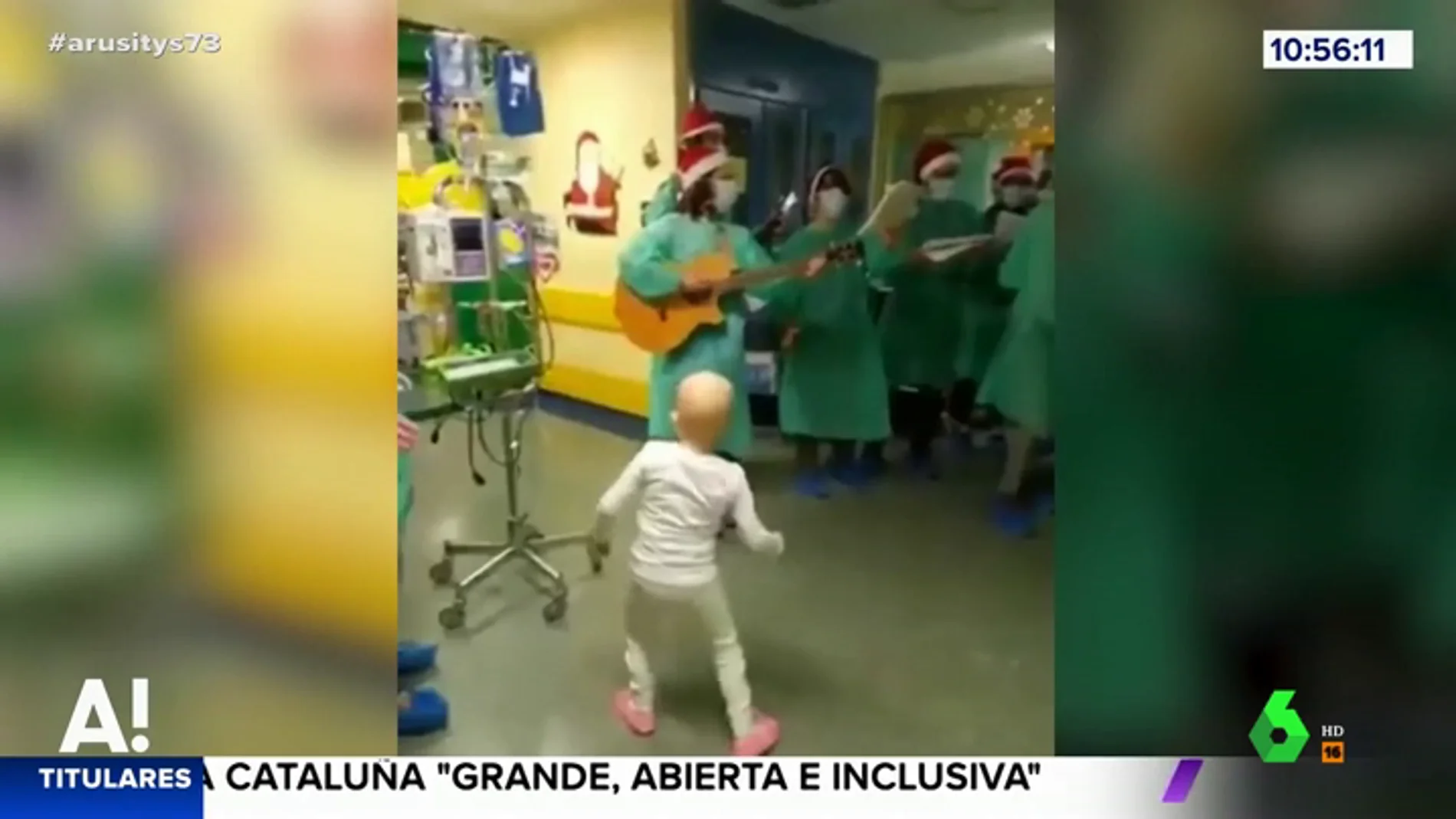 La aplaudida imagen de un grupo de voluntarios cantando villancicos a los niños ingresados en un hospital infantil