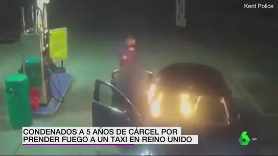 Un hombre prende fuego a un taxi en Reino Unido Un hombre prende fuego a un taxi en Reino Unido