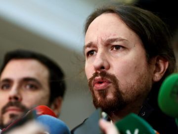 El líder de Podemos, Pablo Iglesias, y Alberto Garzón ante los medios de comunicación El líder de Podemos, Pablo Iglesias, y Alberto Garzón ante los medios de comunicación