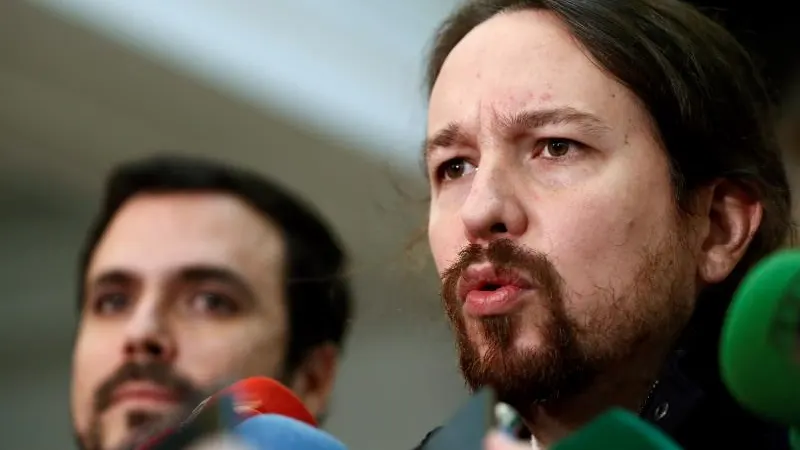 El líder de Podemos, Pablo Iglesias, y Alberto Garzón ante los medios de comunicación