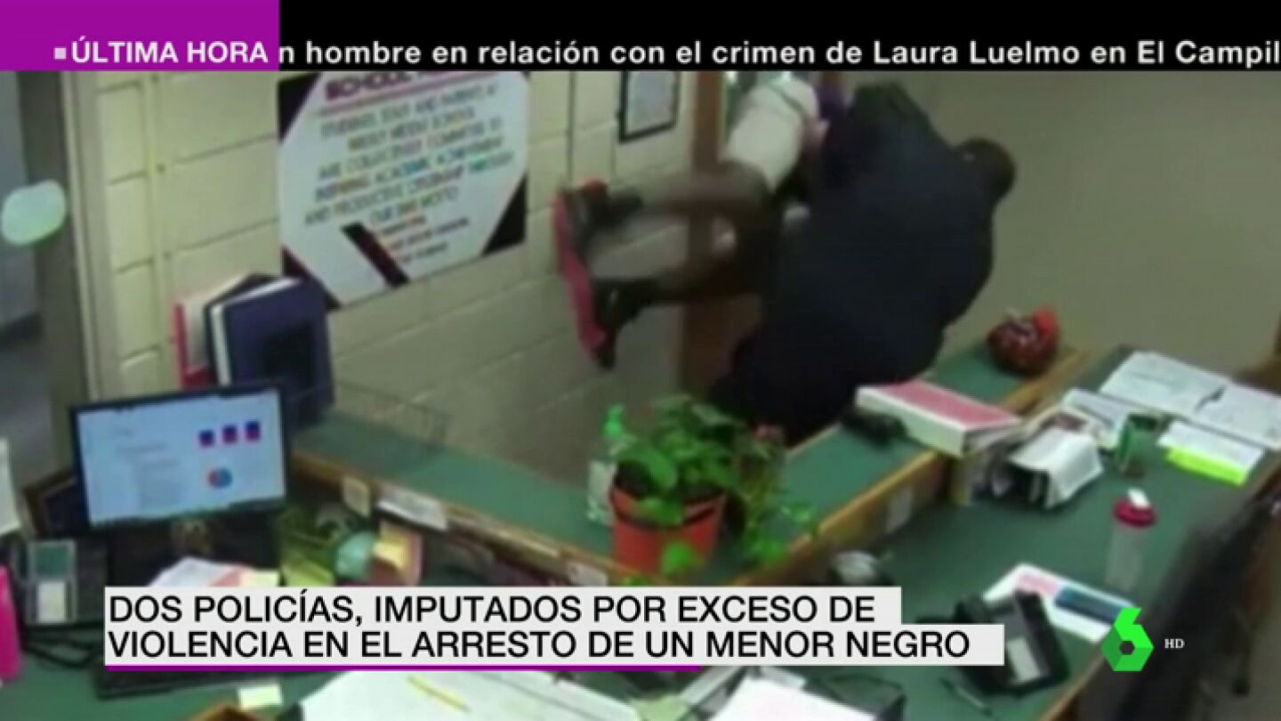 Un polic&iacute;a ataca a un adolescente negro por detr&aacute;s y le hace una salvaje llave de lucha libre