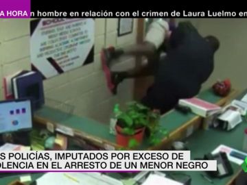 Un policía ataca a un adolescente negro por detrás y le hace una salvaje llave de lucha libre