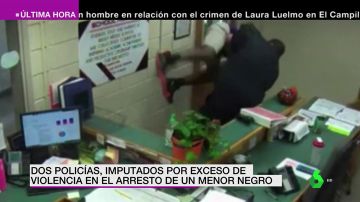 Un policía ataca a un adolescente negro por detrás y le hace una salvaje llave de lucha libre