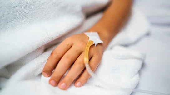 Un niño en una cama de hospital. Un niño en una cama de hospital