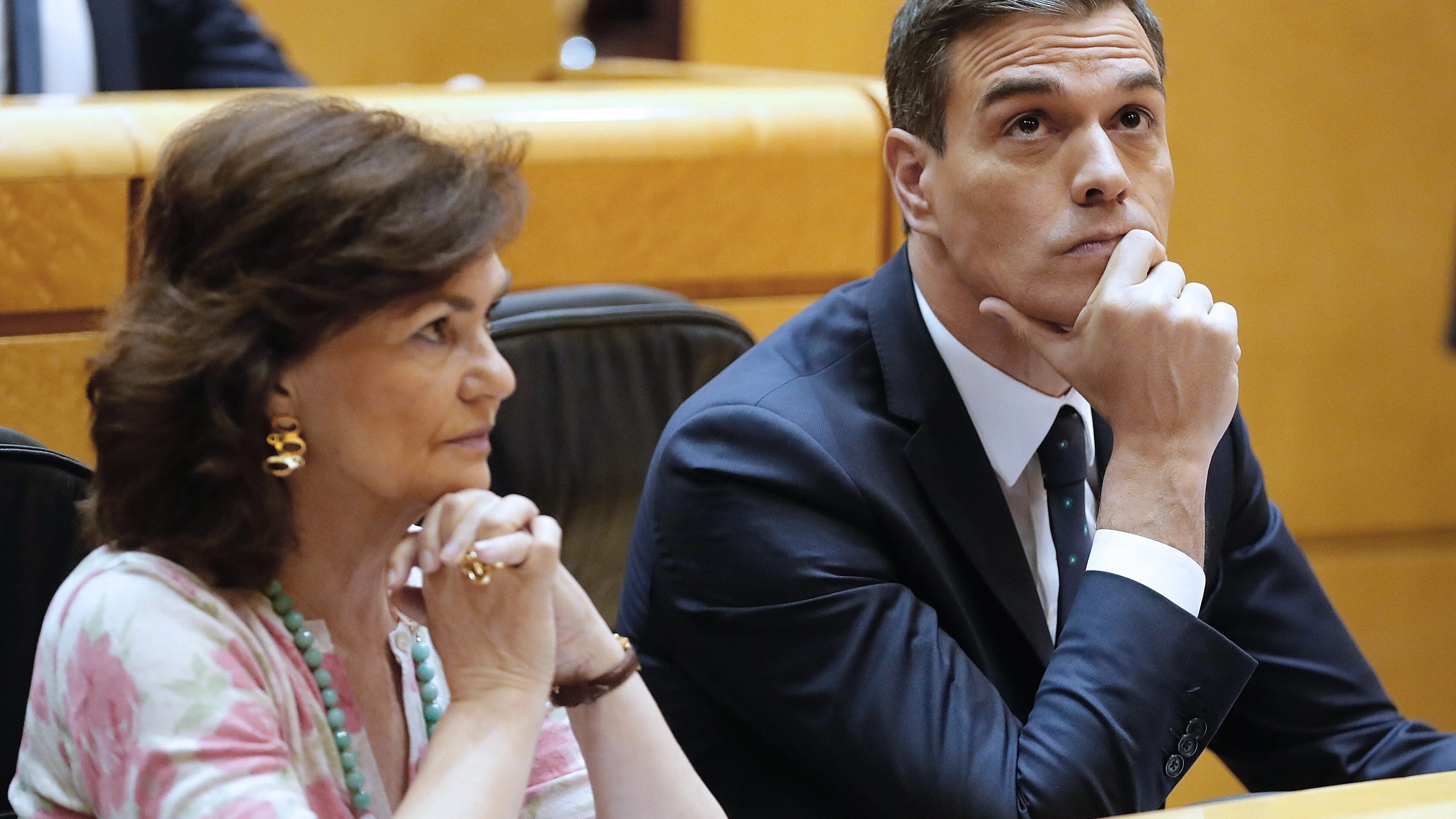 Pedro Sánchez y Carmen Calvo en la la sesión plenaria del Senado.